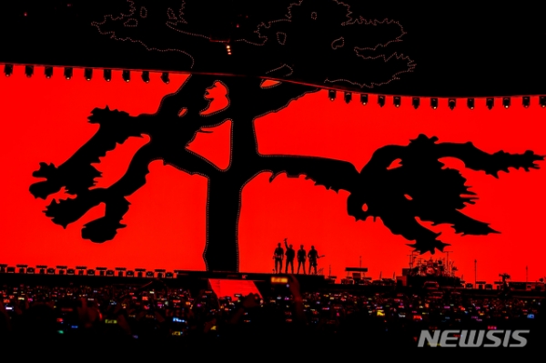 록밴드 유투(U2)가 8일 오후 서울 고척스카이돔에서 열린 첫 내한공연에서 멋진 무대를 선보이고 있다. (사진=라이브네이션 코리아 제공) 2019.12.08.