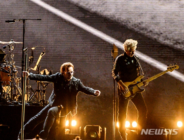 록밴드 유투(U2)가 8일 오후 서울 고척스카이돔에서 열린 첫 내한공연에서 멋진 무대를 선보이고 있다. (사진=라이브네이션 코리아 제공) 2019.12.08.