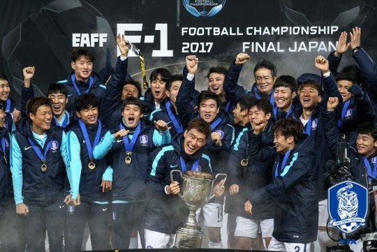 한국 남자대표팀이 2017년 E-1 챔피언십 우승컵을 안고 환호하고 있다. / 사진제공=대한축구협회