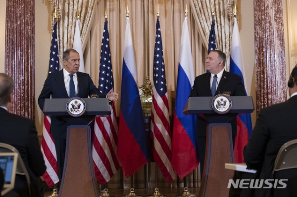 미국을 방문한 세르게이 라브로프 러시아 외무장관(왼쪽)과 마이크 폼페이오 미 국무장관이 10일 국무부에서 회담 후 공동기자회견을 열고 있다. 폼페이오 장관은 미국 선거에 대한 어떤 개입도 용납할 수 없다고 말했다.