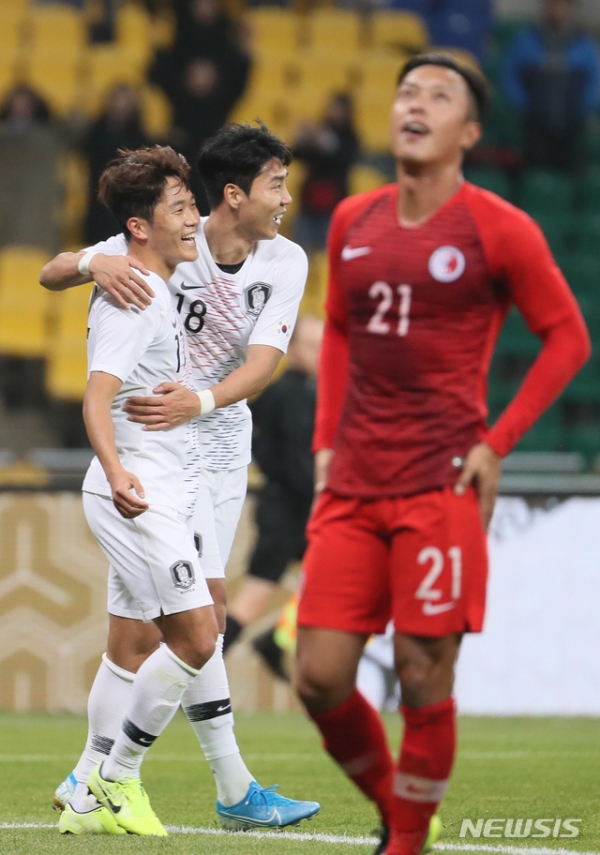 11일 오후 부산 아시아드 주경기장에서 열린 2019 동아시안컵(EAFF E-1) 챔피언십 남자부 대한민국과 홍콩의 경기에서 두번째 골을 성공시킨 한국 나상호가 동료들과 함께 기뻐하고 있다. 2019.12.11.