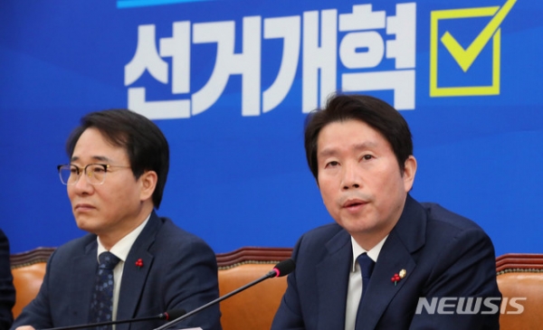 이인영(오른쪽) 더불어민주당 원내대표가 12일 오전 서울 여의도 국회에서 열린 더불어민주당 정책조정회의에 참석 모두발언을 하고 있다.