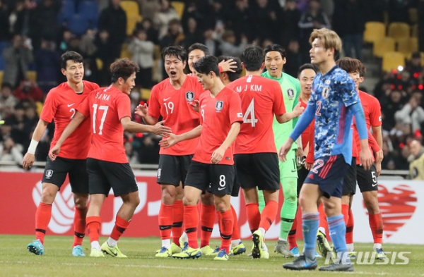 18일 오후 부산 아시아드 주경기장에서 열린 2019 동아시안컵(EAFF E-1) 챔피언십 남자부 대한민국과 일본의 경기에서 일본을 누른 한국 선수들이 기뻐하고 있다. 2019.12.18