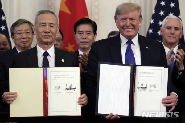도널드 트럼프 미국 대통령과 류허(劉鶴) 중국 중앙정치국 위원 겸 부총리가 15일(현지시간) 백악관에서 미중 1단계 무역 합의안에 서명했다.