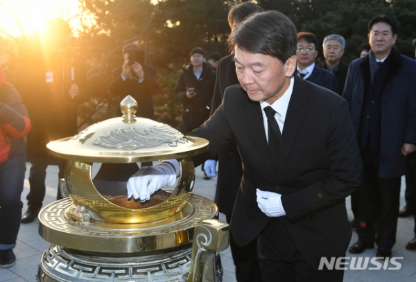 안철수 전 바른미래당 의원이 20일 오전 서울 동작구 국립서울현충원에서 김영삼 묘역을 찾아 참배하고 있다.