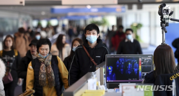 국내에서 '중국 우한 폐렴'증상자가 발생한 가운데 9일 인천국제공항 제1여객터미널에서 중국발 항공기 입국자들이 열감지카메라가 설치된 검색대를 통과하고 있다.