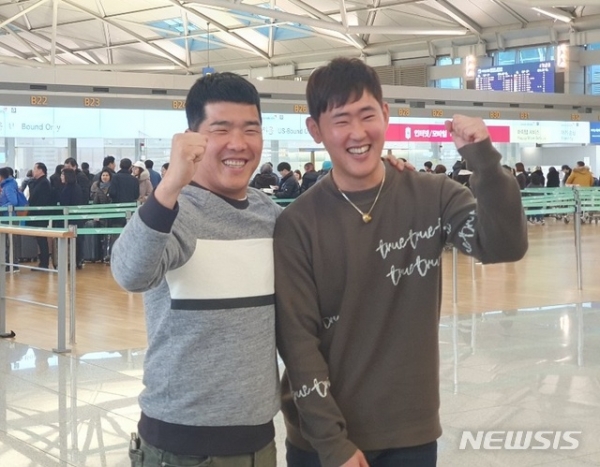 LG 트윈스 정주현(오른쪽)과 정근우가 21일 인천국제공항에서 출국 전 인터뷰 후 포즈를 취하고 있다.