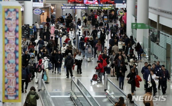 지난 21일 오후 인천국제공항 제1여객터미널 면세구역이 인파로 인해 붐비고 있다.