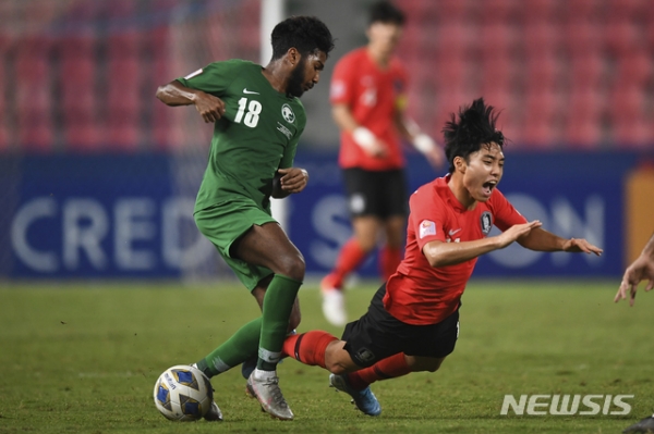 이동준(오른쪽)이 26일(현지시간) 태국 방콕의 라자망갈라 경기장에서 열린 아시아축구연맹(AFC) U-23 챔피언십 사우디아라비아와의 결승전에서 공을 다투고 있다. 대한민국은 0-0 무승부 이후 돌입한 연장 후반 8분 터진 정태욱의 결승 골로 1-0으로 승리해 처음으로 이 대회 우승을 차지했다. 2020.01.27.