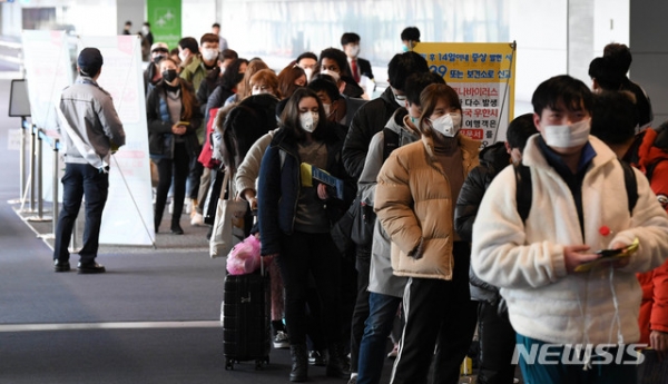 중국발 항공기에서 내린 여행객들과 외국인들이 28일 인천국제공항 제1터미널 입국장 검역소에서 발열검사를 받고 있다.