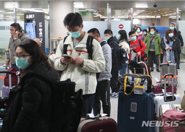 '우한 폐렴'으로 불리는 중국발 신종 코로나바이러스가 무서운 속도로 퍼지고 있는 가운데 28일 제주국제공항에 마스크를 쓴 중국인 관광객들이 이동하고 있다
