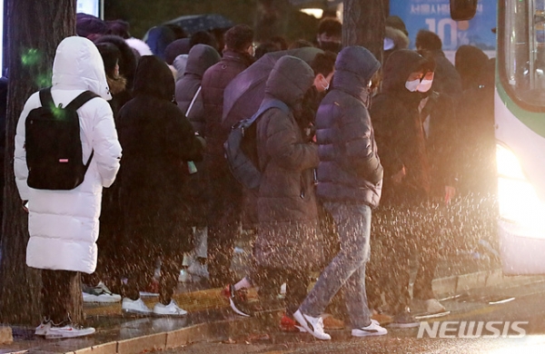 시민들이 강력 한파가 예보된 지난 4일 오후 서울 종로구 광화문사거리에서 두꺼운 옷을 입고 퇴근길 버스에 탑승하고 있다.