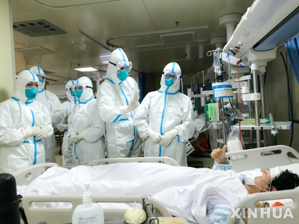 중국 베이징의 병원에서 27일 신종 코로나 바이러스에 감염된 환자가 자신을 치료해준 의료진을 향해 엄지손가락을 들어 올려 보이고 있다.