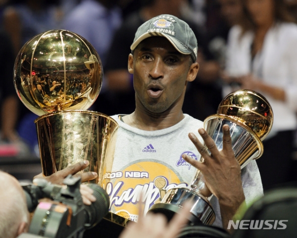 LA 레이커스가 2008~2009 미국프로농구(NBA) 파이널에서 우승한 뒤 우승 트로피와 MVP 트로피를 모두 안고 있는 코비 브라이언트. 2009.06.14