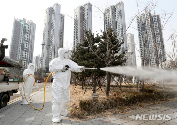 성동구청 방역 관계자들이 19일 오후 서울 성동구 신종 코로나바이러스 감염증(코로나19) 40번째 확진자가 거주한 아파트 인근에서 방역 작업을 하고 있다.