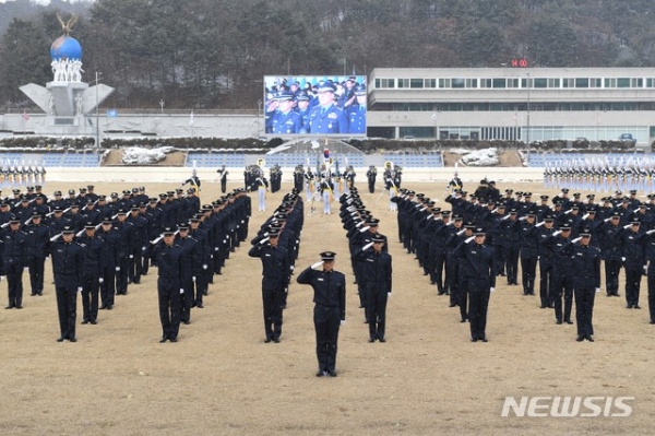 17일 공군사관학교 성무연병장에서 기초군사훈련을 수료한 제72기 사관생도 200명의 입학식이 열리고 있다.