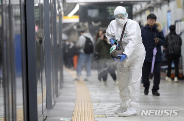 신종 코로나바이러스 감염증(코로나19) 국내 29번째 확진자의 동선으로 알려진 서울 동대문구의 한 지하철역에서 21일 오전 한국방역협회 관계자들이 방역작업을 하고 있다.