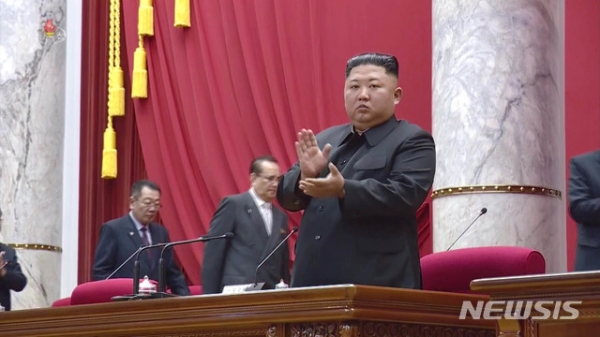 북한 조선중앙TV가 공개한 지난해 12월 말 김정은 북한 국무위원장의 노동당 중앙위 전원회의 참석 모습.