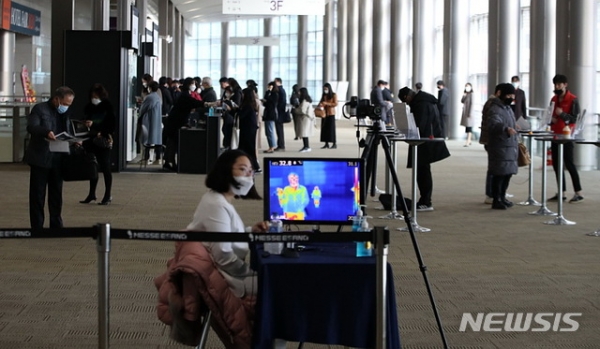 서울 삼성동 코엑스에서 열리는 전시회 입구에 열화상 카메라가 놓여 있다.