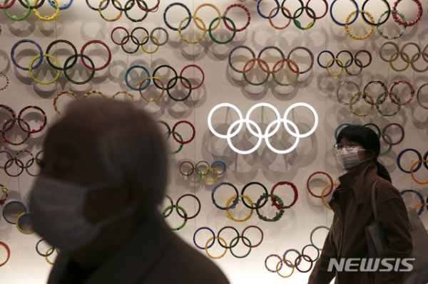 23일 마스크를 낀 시민들이 일본 도쿄의 올림픽 박물관을 지나고 있다. 2020.2.26.