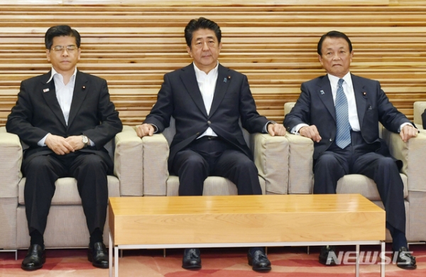 왼쪽부터 이시이 게이이치 일본 국토교통상, 아베 신조 총리, 아소 다로 재무상이 지난해 2월 2일 도쿄에서 열린 각료회의에 참석하고 있다. 2019.08.02.