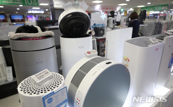 서울 시내의 한 대형마트에서 공기청정기가 판매되고 있다.