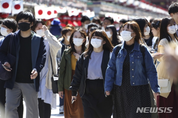 지난 20일 일본 도쿄 아사쿠사의 거리를 시민들이 마스크를 쓴 채 걷고 있다.