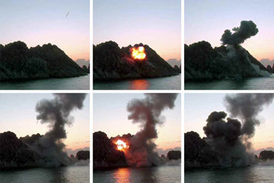 30일 북한 노동당 기관지 노동신문이 전날 초대형방사포 시험사격 관련 사진을 보도했다.