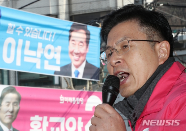 황교안 미래통합당 종로구 후보가 2일 서울 종로구 평창동주민센터 주변 일대에서 차량유세를 하고 있다.