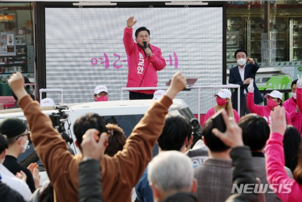 황교안 미래통합당 종로구 후보가 2일 서울 종로구 부암동 일대에서 선거유세를 하고 있다.