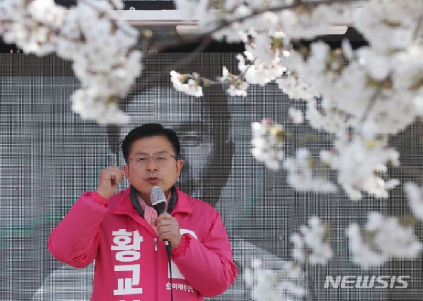황교안 미래통합당 종로구 후보가 휴일인 5일 서울 종로구 평창동 일대에서 차량유세를 하고 있다.