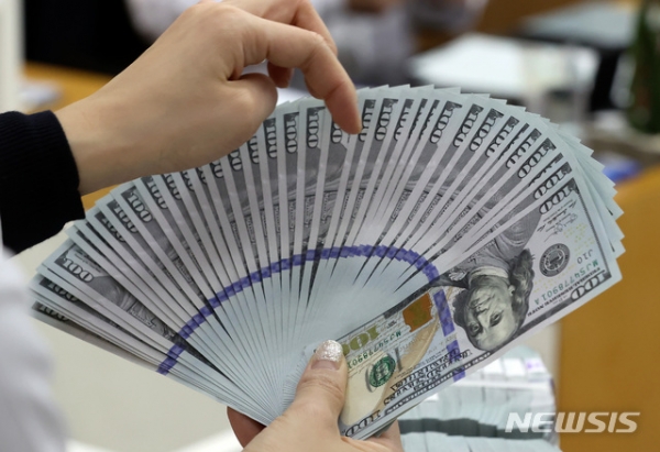 원·달러 환율이 오름세를 보이며 장중 1290원을 돌파한 19일 오후 서울 중구 하나은행 위변조대응센터에서 한 직원이 달러를 검수하고 있다.