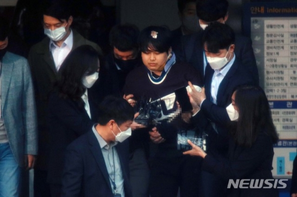 텔레그램에 '박사방'을 열고 미성년자를 포함한 여성들을 대상으로 성착취 범죄를 저지른 조주빈(25)이 지난달 25일 서울 종로구 종로경찰서에서 검찰로 송치되고있다