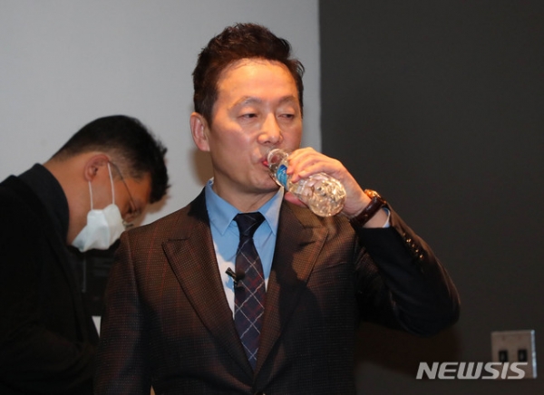정봉주 전 의원이 28일 서울 여의도 글래드호텔에서 열린 비례신당 열린민주당 창당선언 기자회견에 참석해 물을 마시고 있다.