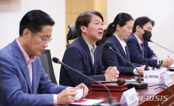 안철수 국민의당 대표가 25일 서울 여의도 국회 의원회관에서 열린 최고위원회의에서 발언을 하고 있다.