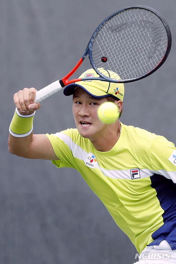 한국 테니스를 이끌고 있는 권순우 선수가 25일 서울 송파구 올림픽테니스장에서 공식 기자회견 전 훈련을 하고 있다. 2020.05.25