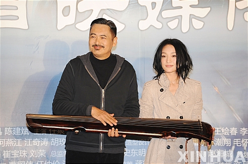 배우 주윤발(왼쪽)과 저우쉰이 14일 중국 베이징에서 열린 영화 '공자' 언론시사회에서 포즈를 취하고 있다. 이 영화는 중국에서 오는 22일 개봉한다.