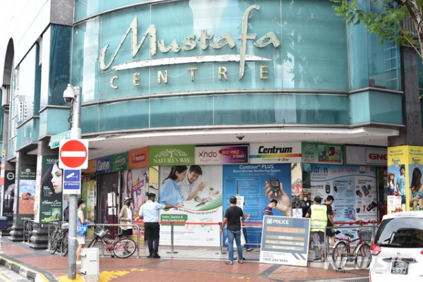 지난달 16일(현지시간) 싱가포르 쇼핑몰 무스타파 센터 앞에서 고객들이 신종 코로나바이러스 감염증(코로나19)을 예방하기 위해 사회적 거리두기를 준수하며 줄을 선 모습.