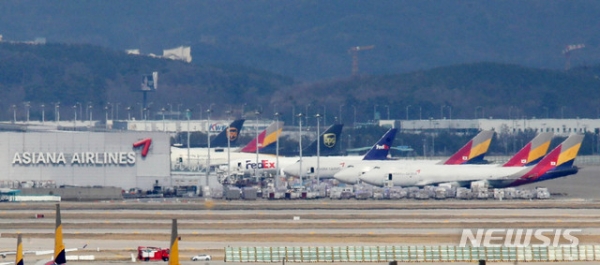 지난 4월9일 인천국제공항 주기장에 세워진 아시아나항공 여객기들이 보이고 있다.