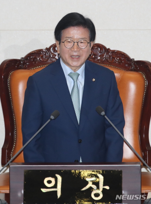 21대 국회 전반기 국회의장에 선출된 박병석 더불어민주당 의원이 5일 서울 여의도 국회에서 열린 21대 첫 본회의에서 당선인사를 하고 있다.