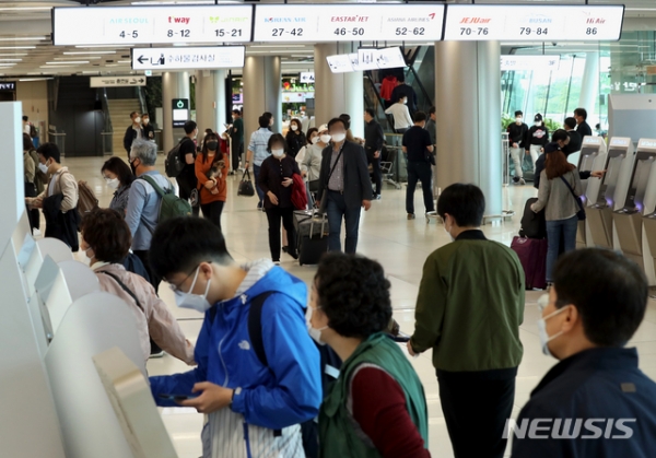황금연휴 기간인 지난달 3일 서울 강서구 김포공항 국내선 청사가 이용객들로 북적이고 있다.