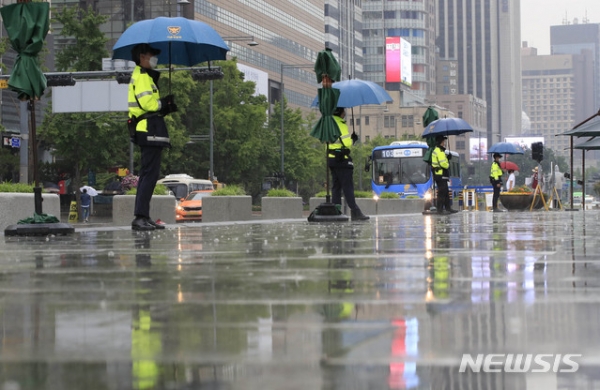 서울 지역에 비가 내린 2일 서울 종로구 광화문광장에서 우산을 쓴 경찰 병력들이 근무를 서고 있다.