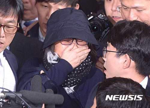 최서원(개명 전 최순실)씨가 지난 2016년 10월31일 박근혜 정부의 비선실세라는 의혹이 제기되던 당시 서울중앙지방검찰청에 검찰 조사를 받기 위해 출두하고 있다.