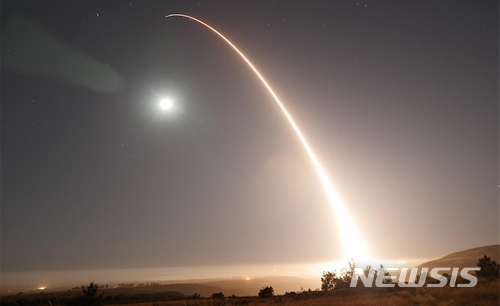 미국 공군은 25일 새벽(현지시간) 캘리포니아 주 서부 반덴버그 공군기지에서 대륙간 탄도 미사일(ICBM) 미니트맨-3 발사 실험을 했다. (사진은 미국 공군 홈페이지 캡처)