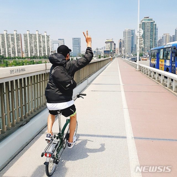 배우 송중기가 자전거를 타고 있는 모습이 24일 공개됐다. (사진=하이스토리 디앤씨 인스타그램)