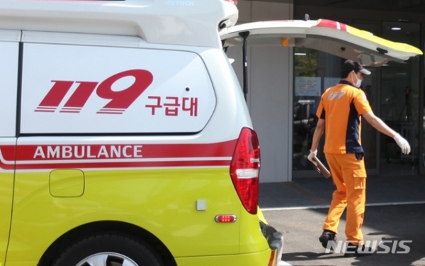 서울 강동구에서 응급환자가 탄 구급차를 택시기사 교통사고 처리를 이유로 막아 환자 이송을 지체시켰다는 사건에 대한 논란이 커지고 있다. 사진은 응급차 모습 자료 사진으로 기사내용과 직접 관련 없습니다