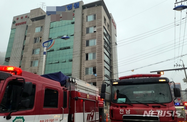 10일 오전 3시42분께 전남 고흥군 고흥읍 한 병원에서 불이나 2명이 숨지고 56명이 부상을 입었다.