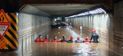 지난 23일 밤 부산 동구 초량동 부산역 제1지하차도가 침수돼 차량 여러대가 물에 잠기면서 소방대원들이 인명 수색 작업을 하고 있다. (사진=부산경찰 제공)