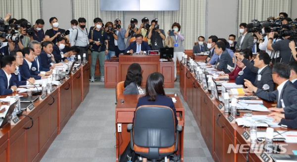 여야 의원들이 29일 서울 여의도 국회 운영위원회 전체회의에 참석해 고성을 지르며 말싸움을 하고 있다.