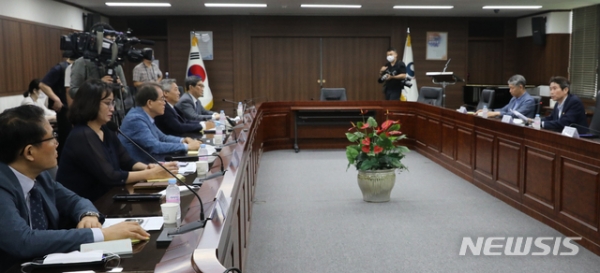 이인영 통일부 장관이 31일 오전 서울 종로구 정부서울청사에서 열린 보건의료 분야 정책고객 면담에 참석해 발언하고 있다.